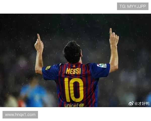 梅西离开巴萨后首次回到诺坎普，球迷热烈欢迎展示深厚情感